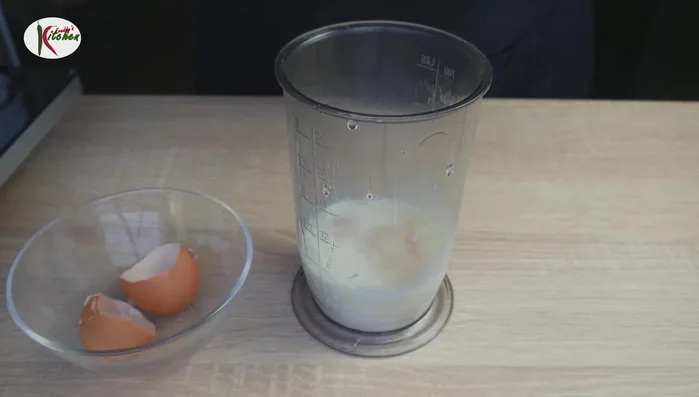 Eier mit etwas Milch verquirlen, mit Salz, Pfeffer und nach Belieben Schnittlauch würzen.