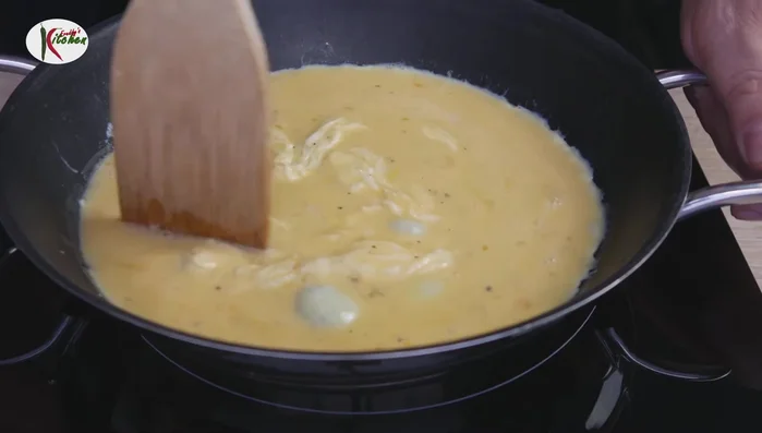 Rührei bei niedriger Temperatur (ca. 49°C) stocken lassen, dabei von außen nach innen vom Boden lösen.