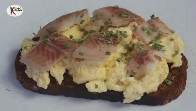 Norddeutsches Frühstück: Geräucherter Aal mit Rührei auf Schwarzbrot