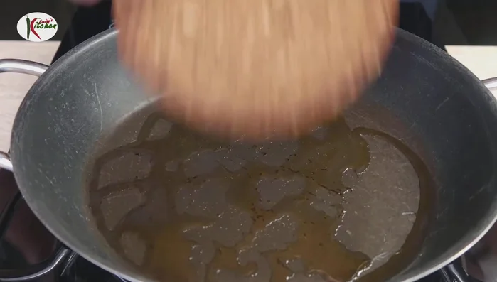 Schwarzbrotscheibe von beiden Seiten in etwas Butter in einer Pfanne goldbraun rösten.