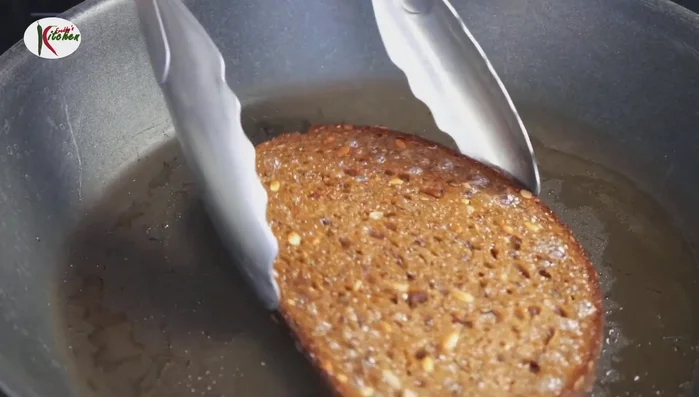 Gebratenes Brot auf Backpapier abtropfen lassen und warm stellen.