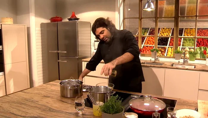 Griechische Nudeln (Hilopites) in Salzwasser und etwas Olivenöl vier Minuten kochen, dabei gelegentlich umrühren, dann abseihen und mit Salz und Olivenöl abschmecken. (100.72)