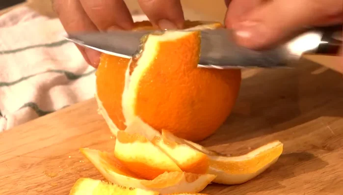 Für die Garnitur die Orangen schälen, in Scheiben schneiden und mit Olivenöl, Salz und Thymian marinieren. (120.42)