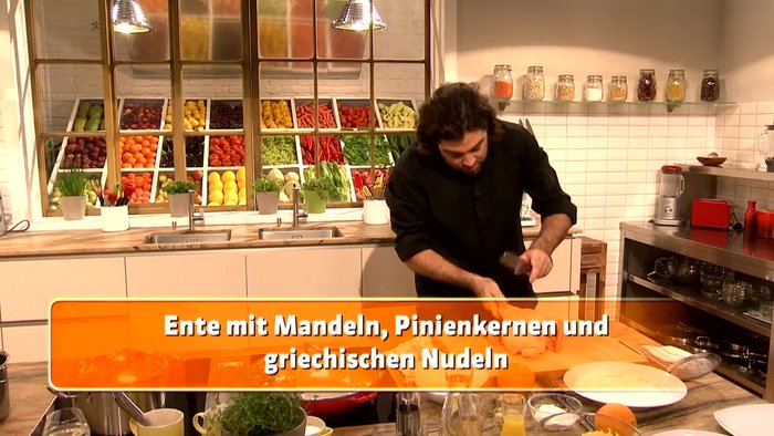 Die Ente in einzelne Teile zerlegen und die Haut etwas einschneiden. (2.27)