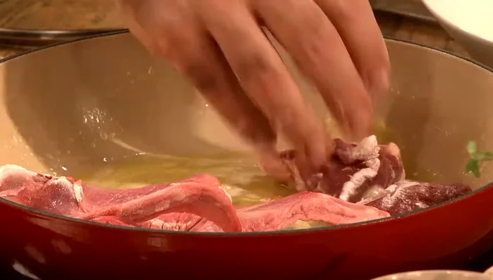 Die Ententeile in die Pfanne geben und bei mittlerer Hitze unter gelegentlichem Wenden etwa zehn Minuten braten. Die Fleischteile sollten dann rundum leicht gebräunt sein. (46.43)