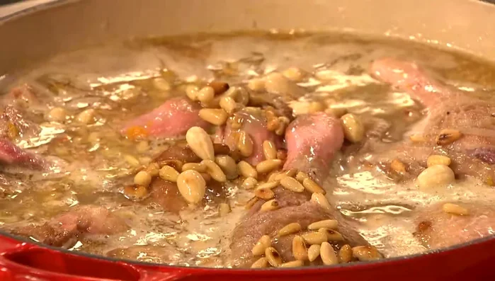 Zum Schluss die Mandeln und Pinienkerne zugeben und mit einem Schuss Essig vollenden. (90.74)