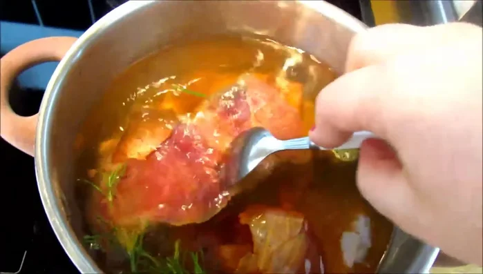 Alles zum Kochen bringen, dann auf niedriger Stufe ca. 2 Stunden köcheln lassen.