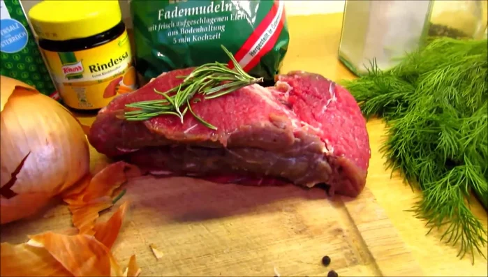 Rindfleisch in kaltes Wasser geben (wenn kein Knochen vorhanden ist, wie in diesem Rezept).