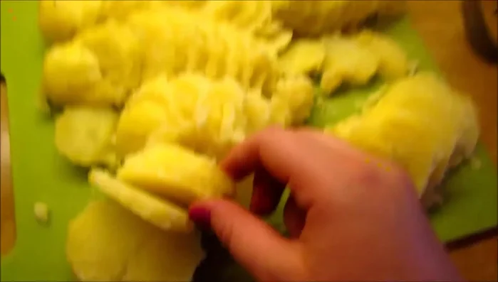 Kartoffeln schälen und in dünne Scheiben schneiden.