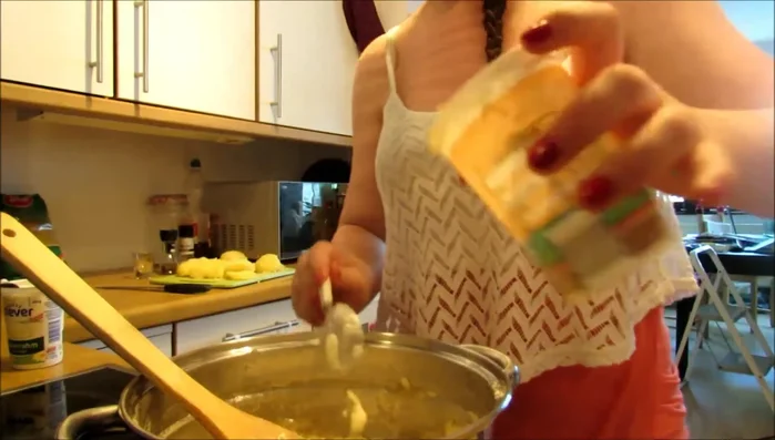 Schlagsahne/Saure Sahne, Zitronensaft und etwas Suppe zur Mehlschwitze geben, verrühren.