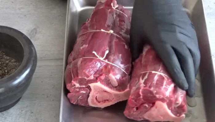 Haxe mit Whisky oder Cognac beträufeln, nicht zu viel verwenden, um das Aufnehmen des Rauchs nicht zu blockieren. (118.209)