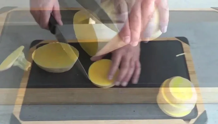 Kürbis in ca. 1-2 cm große Stücke schneiden, mit Salz, Thymian und etwas Olivenöl würzen. (149.14)