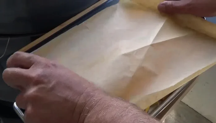 Kürbis mit etwas Weißwein in einer Metall- oder Glasschale (mit Backpapier) für ca. 30 Minuten garen. (246)