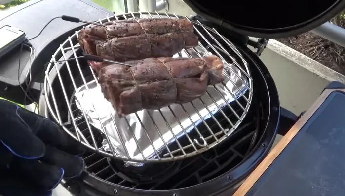 Haxen indirekt garen, bis die Kerntemperatur erreicht ist (ca. 2-3 Stunden). (279.99)