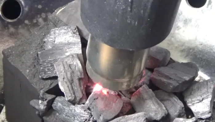 Holzkohle mit einem Industrie-Anzünder anzünden. (27.63)