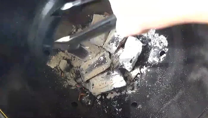 Grill für direkte Hitze vorbereiten. Haxen für ca. 3-4 Minuten direkt über der Glut anbraten. (328.689)