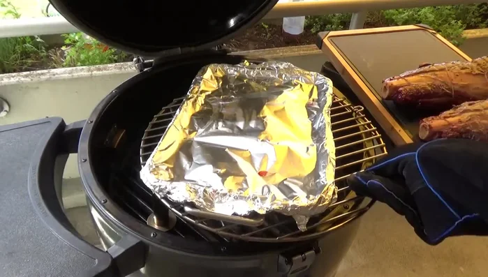 Haxen 5 Minuten direkt über der Hitze grillen, um eine schöne Kruste zu erhalten. (357.689)