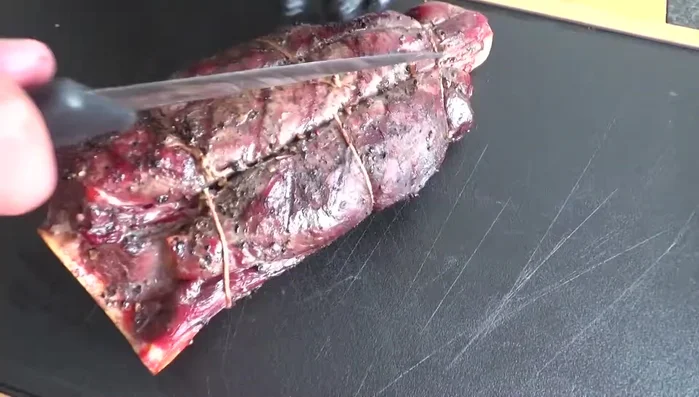 Haxen und Kürbis servieren. (441.389)