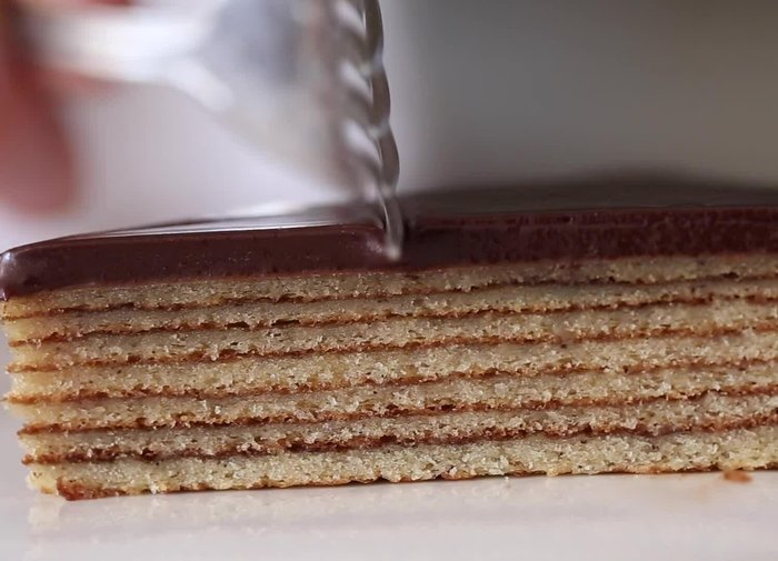 Eine mittelgroße Rührschüssel nehmen und alle Eier in die Mitte schlagen. Kristallzucker, Vanilleextrakt/paste, Rum und Milch hinzufügen und 2-3 Minuten kräftig verquirlen.