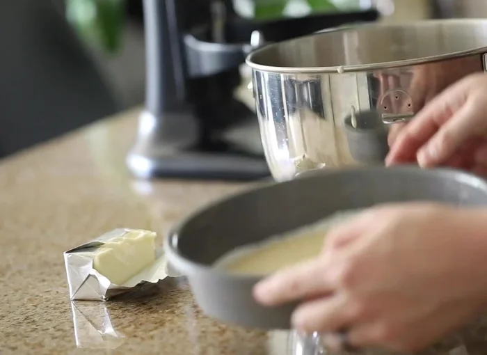 Etwa eine halbe Tasse Teig in die vorbereitete Form geben und gleichmäßig verteilen. Für ca. 1,5 Minuten bei 500° im Grill backen, bis die Oberseite karamellisiert ist. Diesen Vorgang wiederholen, bis der Teig aufgebraucht ist.