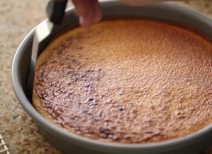 Den fertigen Kuchen aus dem Grill nehmen und mit einem Spatel vom Rand lösen. Auf ein Kuchengitter legen und 30 Minuten abkühlen lassen.