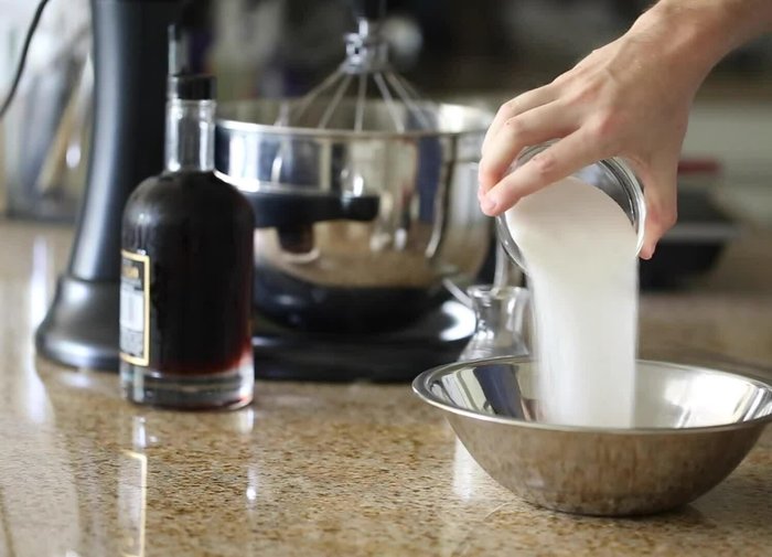 Die Mischung in eine Küchenmaschine geben oder mit einem Schneebesen 10-15 Minuten schlagen, bis sie cremig und das Volumen verdreifacht ist. Während des Schlages die braune Butter (Butter in einer Pfanne karamellisiert bis die festen Bestandteile gebräunt sind) einarbeiten.