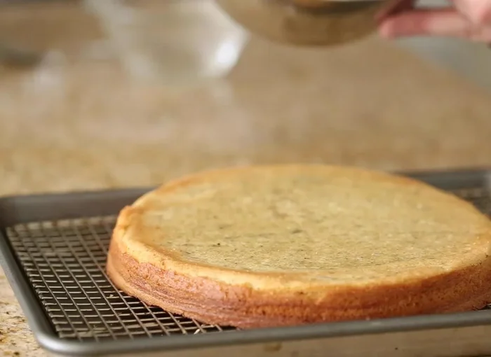 Die Glasur gleichmäßig über den abgekühlten Kuchen gießen und mit einem Löffel oder Spatel verteilen. Für 30-60 Minuten kühl stellen, bis die Glasur fest ist.
