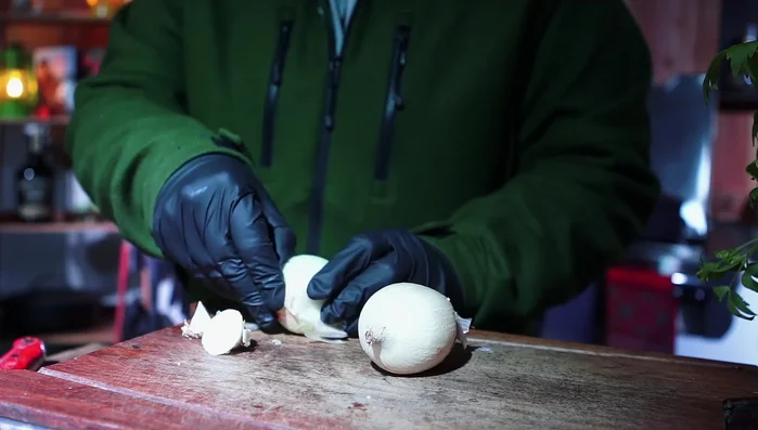 Zwiebeln schälen und in Ringe schneiden.