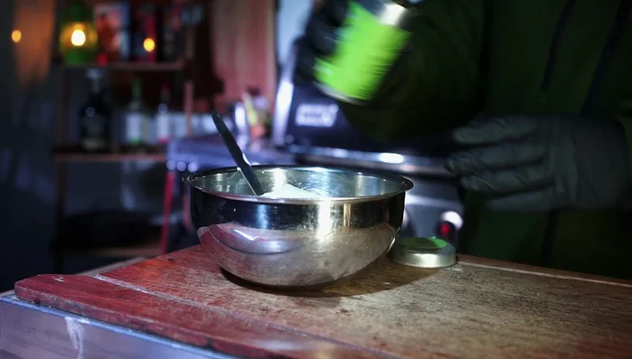 Creme Fraiche, Knoblauch, Gewürze und Schnittlauch zu den Champignons geben. Gut vermischen.