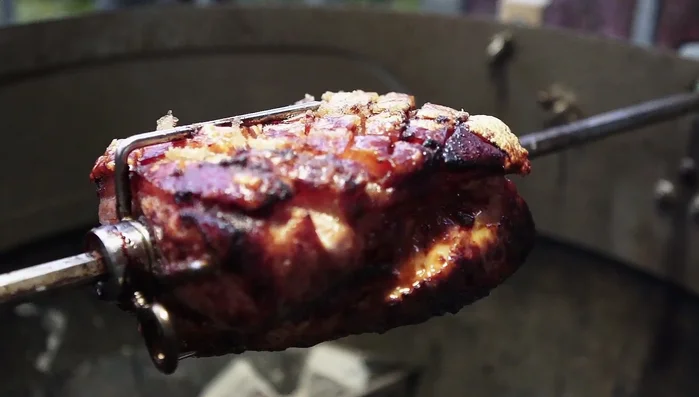 Den fertig gegarten Braten aufschneiden.