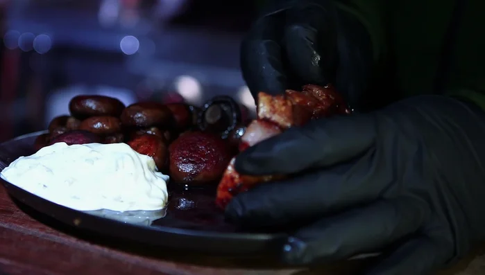 Bratenscheiben und Champignons auf einem Teller anrichten, mit Kresse oder Schnittlauch garnieren.
