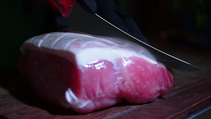 Den Schweinebraten rautenförmig einschneiden (Tipp: Das ist nicht notwendig und erschwert das spätere Schneiden der Kruste!)