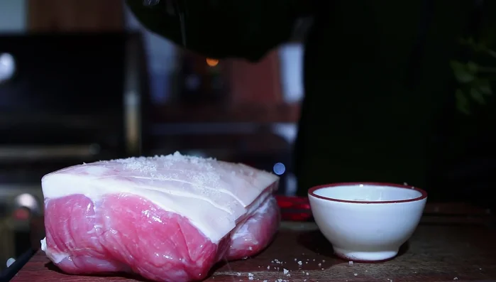 Die Oberseite des Bratens salzen (die Unterseite nicht!).