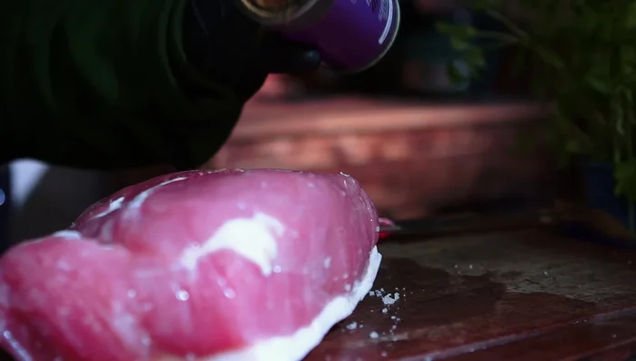 Die Unterseite des Bratens mit Gewürzen bestreichen.