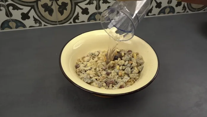 140 ml kaltes Wasser zugeben und alles gut verkneten.