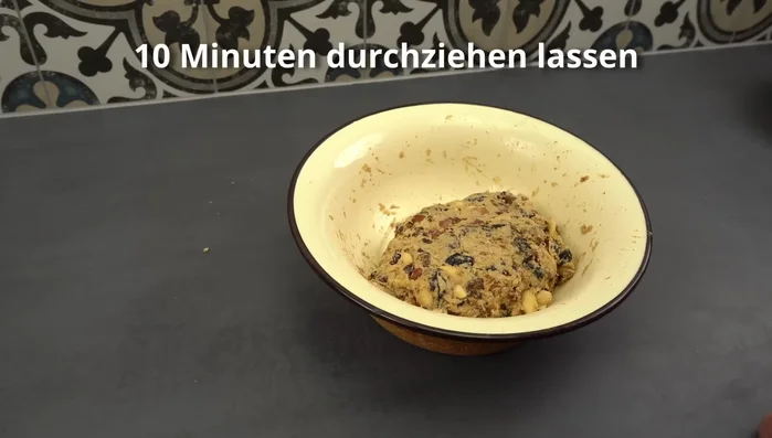 Teig 10 Minuten ruhen lassen.