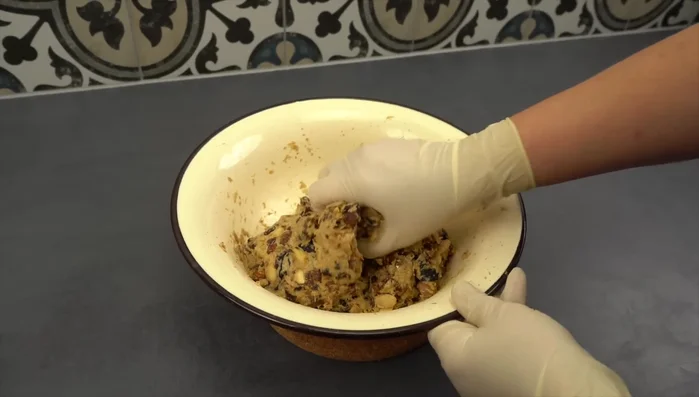 Teig erneut durchkneten.