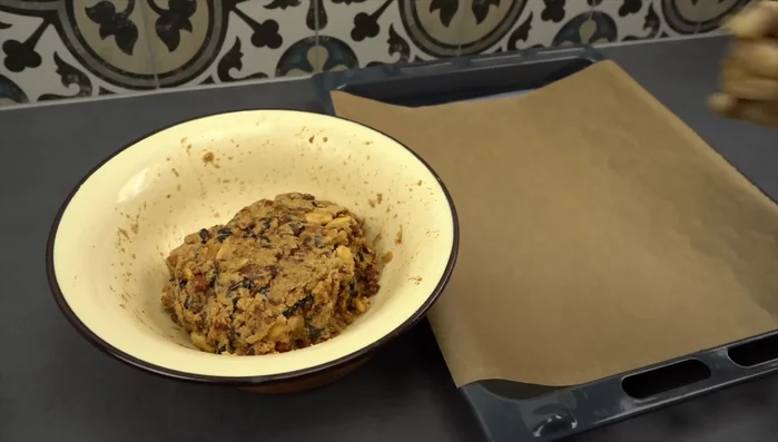 Backblech mit Backpapier belegen und Teig darauf verteilen.