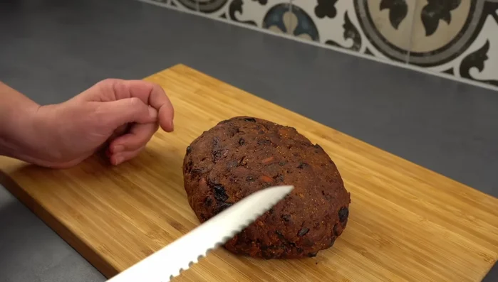 Brot vollständig auskühlen lassen.