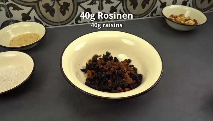 Rosinen und gemischte Nüsse hinzufügen.