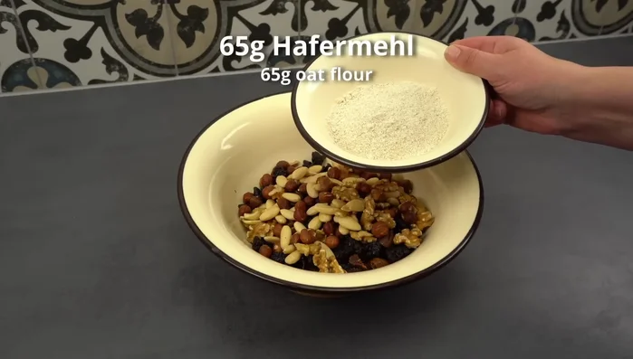 Hafermehl und Leinmehl unterrühren.