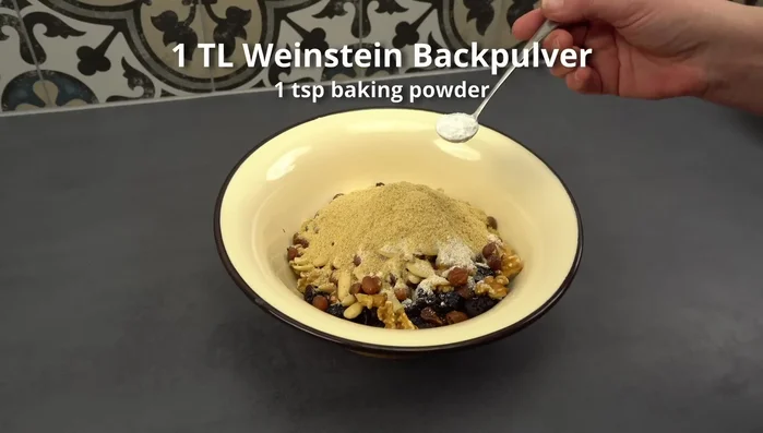 Backpulver hinzufügen und alles gut vermischen.
