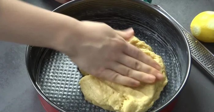 Mürbeteig in die Springform geben und einen Boden mit ca. 3cm hohem Rand formen.