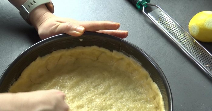 Springform für 15-20 Minuten in den Kühlschrank stellen.