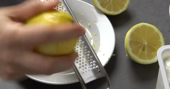 Füllung vorbereiten: Zitronenabrieb und Saft (60ml) von einer (oder zwei) Zitrone vorbereiten.