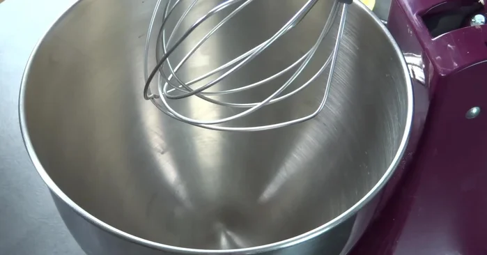 Für die Füllung Magerquark, Zucker, Zitronensaft, Zitronenabrieb, Sahne, Naturjoghurt in einer Schüssel verrühren.