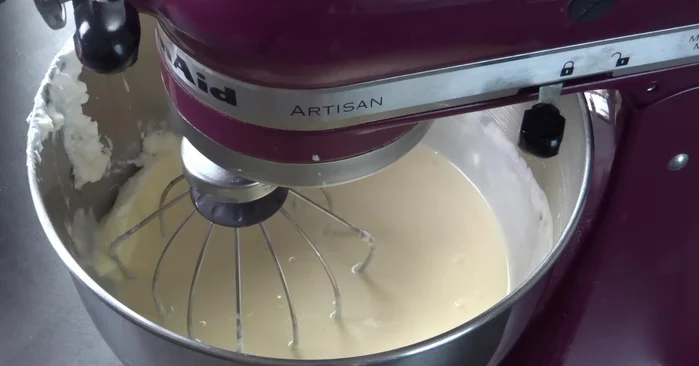 Speisestärke unterrühren, bis die Masse cremig ist.