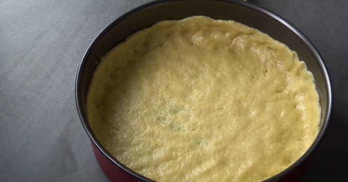 Füllung in die vorbereitete Springform geben.