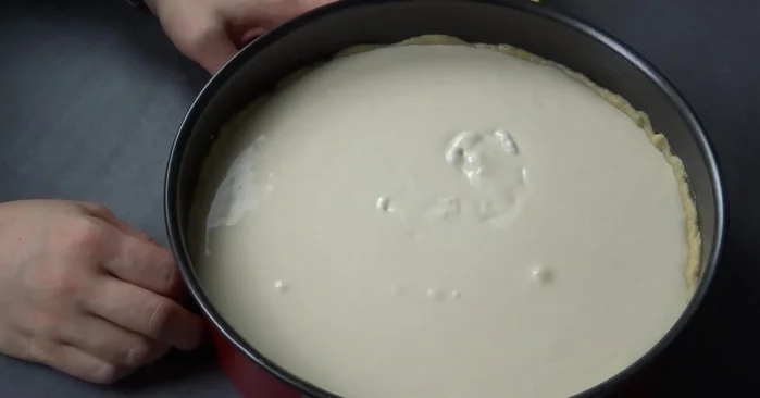 Bei 190°C Ober-/Unterhitze 40-45 Minuten backen. Anschließend im Backofen vollständig auskühlen lassen.