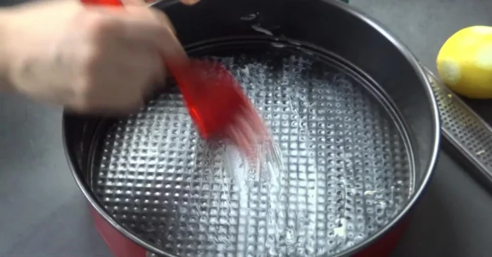 Springform (26cm) fetten.